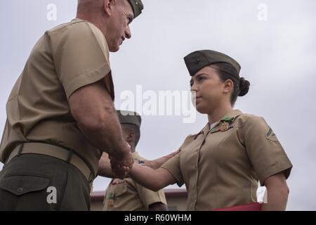 La Marine américaine lance le Cpl. Joselin Treto reçoit un de la Marine et du Corps des Médaille d'excellence au Marine Corps Base Camp Pendleton, en Californie, le 28 avril 2017. Les Marines et les marins à l'honneur ce jour-là ont reçu des prix basée sur la performance, le leadership, la sécurité de l'unité et de contributions. Treto est un commis d'entrepôt d'approvisionnement avec le 1er Bataillon du Régiment de logistique de combat 15, 1er Groupe logistique maritime. Banque D'Images