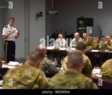 Le lieutenant général de l'Armée de Daniel R. Hokanson, Vice-chef du Bureau de la Garde nationale, parle avec les inspecteurs généraux de la Garde nationale au cours de l'atelier, l'IG NG à l'Herbert R. Temple, Jr. de la Garde nationale de l'Armée Centre de préparation, Arlington, VA., 20 avril 2017. Le NG IG Atelier a donné l'occasion aux NG de l'IGs 50 membres, 3 territoires et le District de Columbia, à établissent collectivement des pistes d'avenir pour améliorer le programme. IGs ont également été informés de la mise à jour des règlements de l'IG, des changements stratégiques et NG des sujets spécifiques. (Air National Guard Banque D'Images