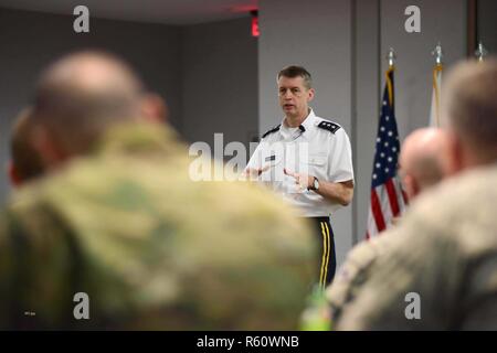 Le lieutenant général de l'Armée de Daniel R. Hokanson, Vice-chef du Bureau de la Garde nationale, parle avec les inspecteurs généraux de la Garde nationale au cours de l'atelier, l'IG NG à l'Herbert R. Temple, Jr. de la Garde nationale de l'Armée Centre de préparation, Arlington, VA., 20 avril 2017. Le NG IG Atelier a donné l'occasion aux NG de l'IGs 50 membres, 3 territoires et le District de Columbia, à établissent collectivement des pistes d'avenir pour améliorer le programme. IGs ont également été informés de la mise à jour des règlements de l'IG, des changements stratégiques et NG des sujets spécifiques. (Air National Guard Banque D'Images
