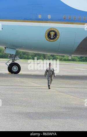 Le s.. Katelyn Zimmerman, 193e Escadre d'opérations spéciales et les commandes de vol d'instruments, spécialiste du système s'éloigne de l'Air Force One après le farinage des roues avant une fois qu'il a atterri à la 193ème ét, Middletown, New York, 29 avril 2017. Le président Donald J. Trump et vice-président Mike Pence ; qui atterri plus tôt, étaient en route pour l'Harrisburg Farm Show Complex pour le président du 100e jour d'Atout rally. Banque D'Images