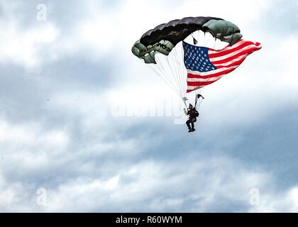 Un parachutiste de l'armée américaine de la Ft. Benning Silver Wings, l'équipe de démonstration de parachutisme se prépare à atterrir sur la zone de débarquement désignés au cours de la 5e journée portes ouvertes de RTB à Camp Merrill, Ga., 22 avril 2017. La 5e journée portes ouvertes 2017 RTB, accueille la communauté de Dahlonega ga., pour afficher les compétences et les capacités techniques de l'armée américaine Ranger. Banque D'Images