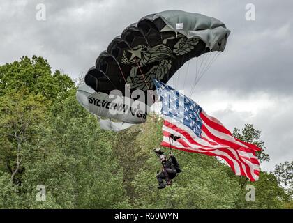 Un parachutiste de l'armée américaine de la Ft. Benning Silver Wings, l'équipe de démonstration de parachutisme se prépare à atterrir sur la zone de débarquement désignés au cours de la 5e journée portes ouvertes de RTB à Camp Merrill, Ga., 22 avril 2017. La 5e journée portes ouvertes 2017 RTB, accueille la communauté de Dahlonega ga., pour afficher les compétences et les capacités techniques de l'armée américaine Ranger. Banque D'Images