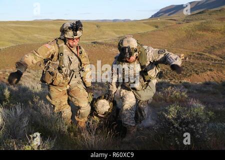 Des soldats américains de la 20ème commande CBRNE, déplacer des blessés à un blessé lors d'un point de collecte d'entraînement situationnel (STX) lane au centre de formation de Yakima, Yakima, Washington, le 28 avril 2017. Les derniers jours de la cours de Dirigeants CBRNE sont constitués de voies STX que d'évaluer ce que les soldats' appris tout au long de la durée du cours. Banque D'Images