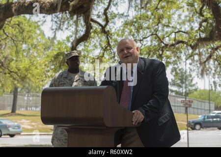 Donald Davis, Lowndes County Historical Museum directeur exécutif, parle de la société et l'héritage de l'équipe Moody et des communautés locales au cours d'obligations "Flying Tiger Oak's" La cérémonie d'intronisation dans le chêne de la société, le 28 avril 2017, Moody Air Force Base, Ga. cet arbre est l'un des quelque 8 300 live enregistré à l'Oaks à travers 14 états, connu pour sa tradition prestigieuse, l'emplacement et la taille. Le Dr Lucy Greene, Moody Directeur exécutif Comité de soutien, ont pris contact avec les dirigeants communautaires au sujet d'obtenir l'arbre reconnu, qui a été accepté pour l'importance de l'avant Banque D'Images