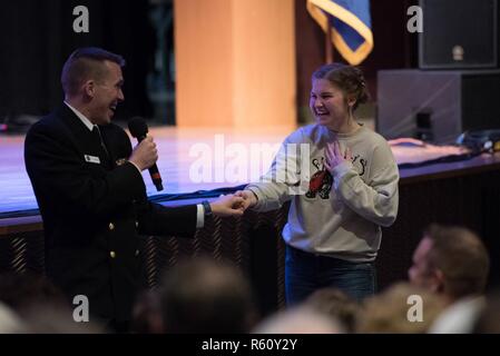 L'indépendance, Iowa (28 avril 2017) 1ère classe musicien Bill Edwards danse avec un membre de l'assistance lors d'une performance à Indepedence Junior Senior High School. La mer chalumeaux sont sur un tour de 21 jours de la midwestern United States reliant les communautés partout aux États-Unis pour leur marine. Banque D'Images