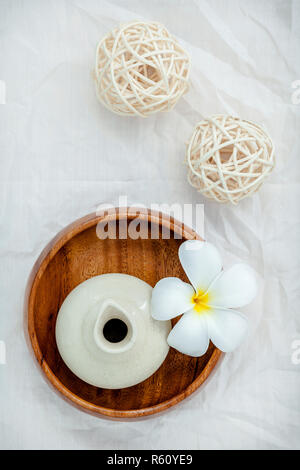 Fleurs TROPICALES Frangipani spa proposant des produits . Plumeria fleurs avec de l'huile aromatique . Thai spa avec aromathérapie thème à base de plantes. Détente avec l'huile essentielle d'herbes médicinales. Banque D'Images