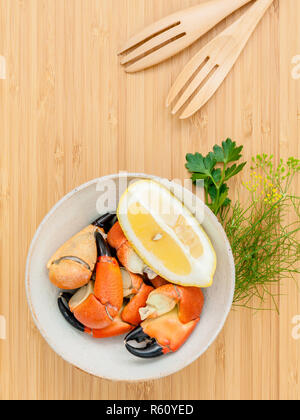 La vapeur douce jambe crabes rouges dans un bol . Les crabes rouges avec des ingrédients de la jambe. Les crabes rouges cuits à la jambe avec Fenouil herbes ,le persil, romarin et menthe et citron,sur terrain arboré de fourche à découper. Banque D'Images