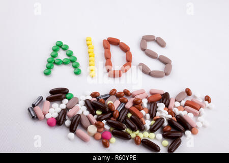 Texte écrit à la main l'inspiration légende concept Soins médicaux écrits avec capsule médicaments comprimés mot Sida sur blanc fond isolé with copy space Banque D'Images