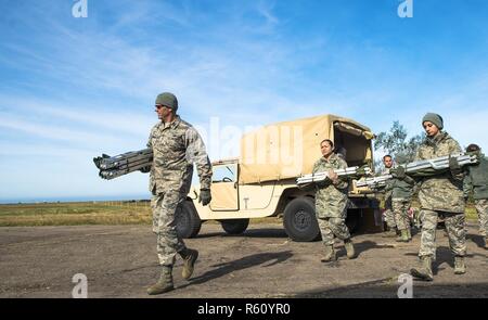 Aviateurs avec le 433rd Squadron courriers médicaux d'une portées dans perperation Humvee pour les patients pendant l'exercice Patriot 27 avril 2017 Crochet à Vandenberg Air Force Base, en Californie. Patriot crochet est un exercice conjoint annuel-service coordonné par l'Air Force Reserve, conçu pour intégrer l'armée et les premiers intervenants d'organismes fédéraux, des états et des organismes locaux en offrant de la formation à se mobiliser rapidement et de déployer dans les avions militaires en cas de catastrophe naturelle ou d'urgence régionaux. Banque D'Images