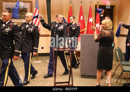 Au cours de la 98e assemblée annuelle des dirigeants de la 1ère Division d'infanterie le dîner au centre de congrès du comté de Geary à Junction City (Kansas), le dîner les participants ont marché autour de la salle de bal avec des serviettes de table de couleur pour signifier leur appartenance au sein de la division de la brigade, le 29 avril 2017. Membres de la 1re Brigade d'aviation de combat, 1er Inf. Div., tourner les serviettes bleu et ont reçu une standing ovation pour leur retour d'Afghanistan à l'appui de l'opération Appui résolu et l'opération Liberté's Sentinel. (Spc. Elizabeth Payne, 19e Détachement des affaires publiques) Banque D'Images