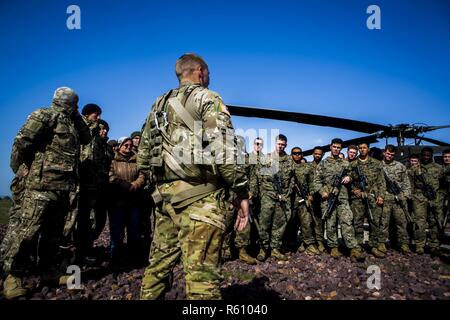 Les Marines américains et les soldats monténégrins recevoir un bref avant d'équitation dans un UH-60 Blackhawk de l'armée américaine lors de l'exercice d'hélicoptère Eagle Platine à 17,2 Secteur d'entraînement Babadag, en Roumanie, le 30 avril 2017. Marines avec BSRF et Force de rotation Maritime Europe 17.1 a tenu une classe avec des soldats du Monténégro sur les évacuations de blessés par hélicoptère dans l'armée à militaires au cours de la formation de l'Aigle de platine. La relation stratégique entre les Etats-Unis et l'Europe s'est forgée au cours des sept dernières années et est construit sur une base de valeurs communes, d'expériences et de visions. Banque D'Images