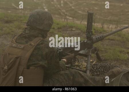 Une aire marine efface une M2 mitrailleuse de calibre .50 Au cours d'une gamme de tir réel à Fort A.P. Hill, VA., 25 avril 2017. Les Marines ont participé à la formation pour améliorer leurs compétences et la précision de leurs systèmes d'armes et de se préparer pour un déploiement prochain comme une force d'intervention de crise. Les marines sont à 2e Bataillon, 2e Régiment de Marines. Banque D'Images