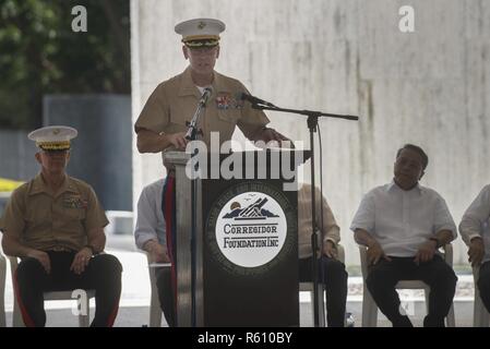 Le colonel des marines américain Kevin A. Norton offre ses remarques au cours d'une cérémonie pour marquer le 75e anniversaire de la chute de Corregidor aux Japonais durant la Seconde Guerre mondiale le Corregidor, Cavite, le 6 mai 2017. Norton est le commandant du 4e Régiment de Marines. La cérémonie a eu lieu pour commémorer les marins, soldats, marins et les Philippins qui se sont battus et sacrifiés pour défendre aux Philippines pendant la Seconde Guerre mondiale. Banque D'Images