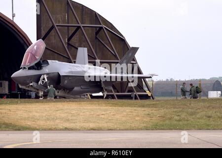 Un F-35A Lightning II pilote de la 34e Escadron de chasse, attribué à Hill Air Force Base, Utah, salue des aviateurs d'entretien avant un vol de la Royal Air Force de Lakenheath, en Angleterre, le 7 mai. Le F-35A est un chasseur de cinquième génération qui fournit le joint warfighter capacité d'attaque de précision sans précédent à l'échelle mondiale contre les menaces actuelles et émergentes, tout en complétant la supériorité aérienne de l'Armée de l'air flotte. Banque D'Images