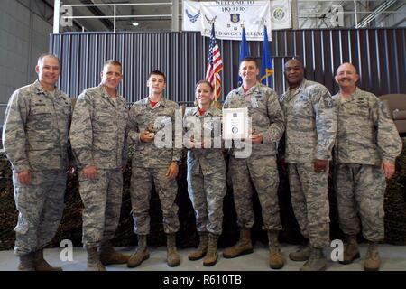 (De gauche à droite) U.S. Air Force Reserve Le Lieutenant-colonel Keith Mecham, Commandant, 67e Escadron de Port de l'antenne, Brig. Le général John A. Hickok, sous-directeur de la logistique, l'ingénierie et la protection de la force, de l'Administration centrale Air Force Reserve Command, Senior Airman Jacob Carter, 96e Escadron de Port Aérien, Tech Sgt. Kristen Garrett, 96e APS, Master Sgt. Morgan Abner, chef de l'APS, 96e Master Sgt. Darius Drummond, responsable de secteur carrière de transport aérien, l'Administration centrale, de l'Armée de l'Air et Chef Master Sgt. Richard Hiney, Port Dawg, chef de défi et surintendant, 27e Escadron, Port Aérien posent pour une photo après l'receivi Banque D'Images