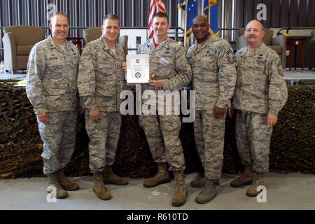 (De gauche à droite) U.S. Air Force Reserve Le Lieutenant-colonel Keith Mecham, Commandant, 67e Escadron de Port de l'antenne, Brig. Le général John A. Hickok, sous-directeur de la logistique, l'ingénierie et la protection de la force, de l'Administration centrale Air Force Reserve Command, le sergent-chef. Morgan Abner, 96e Escadron Port Aérien, chef Master Sgt. Darius Drummond, responsable de secteur carrière de transport aérien, l'Administration centrale, de l'Armée de l'Air et Chef Master Sgt. Richard Hiney, Port Dawg, chef de défi et surintendant, 27e Escadron, Port Aérien posent pour une photo après avoir reçu le prix de "meilleure" de l'équipe de planification de la charge au cours de l'Armée de l'Air 2017 Reserv Banque D'Images