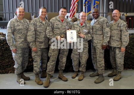 (De gauche à droite) U.S. Air Force Reserve Le Lieutenant-colonel Keith Mecham, Commandant, 67e Escadron de Port de l'antenne, Brig. Le général John A. Hickok, sous-directeur de la logistique, l'ingénierie et la protection de la force, de l'Administration centrale Air Force Reserve Command, le sergent-chef. Morgan Abner, 96e Escadron de Port Aérien, Tech Sgt. Jason Gibson, 96e APS, chef Master Sgt. Darius Drummond, responsable de secteur carrière de transport aérien, l'Administration centrale, de l'Armée de l'Air et Chef Master Sgt. Richard Hiney, Port Dawg, chef de défi et surintendant, 27e Escadron, Port Aérien posent pour une photo après avoir reçu le prix de "Meilleur ATOC Charge Mission Banque D'Images