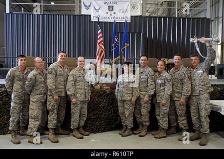 Les membres de la réserve de l'US Air Force à partir de la 96e, 913e Escadron de Port de l'antenne Groupe de transport aérien, posent pour des photos après avoir remporté le trophée "Top Dawg" au cours de l'Air Force Reserve Command Défi Dawg Port cérémonie de remise des prix le 27 avril 2017, à Dobbins Air Reserve Base, Ga. La 96e l'APS est le premier gagnant du concours répéter depuis a débuté en 2010, et sera de retour le "Top Dawg" trophée à la base aérienne de Little Rock. Banque D'Images