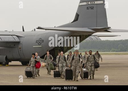 Les membres du 96e Escadron de Port de l'antenne de l'aéronef à l'arrivée à Little Rock Air Force, arche., 28 avril 2017. L'Airman est retourné à Little Rock victorieux, après avoir remporté le 2017 Air Force Reserve Command Port Dawg Défi à Dobbins Air Reserve Base, Ga. Les trois jours de compétition a opposé 23 équipes les unes contre les autres dans 12 événements différents, qui ont été conçues pour favoriser la communication, le leadership, le professionnalisme et la camaraderie entre les participants. Banque D'Images