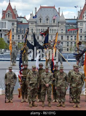 Avec le Capitole de l'État de New York en arrière-plan, les principaux dirigeants de la Garde Nationale de New York et de la 42e Division d'infanterie, poser à la suite de changement de commandement des cérémonies à l'Empire State Plaza, à Albany (New York), le 6 mai 2017. Ils sont, de gauche à droite, le Brig. Le général Raymond Shields, adjudant général adjoint pour l'armée, le Major-général Harry Miller, le commandant sortant de la 42e Division d'infanterie ; le brigadier. Le général Steven Ferrari, le nouveau commandant de la 42e Division d'infanterie ; et Commandement Le Sgt. Grand Justin Lenz, 42e Division d'infanterie, le sergent de la commande. Major. ( U.S. Army National Guard Banque D'Images