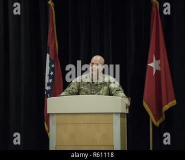 Centre d'entraînement aux MANŒUVRES DE ROBINSON, N. Little Rock, Ark. :- Brig. Gen Kirk VanPelt s'adresse à ceux présents au cours d'une cérémonie d'envoi pour 31 membres de la Garde nationale de l'Arkansas's B-Co 39e CEST qui ont déployé le lundi 8 mai 2017 à l'appui de la KFOR de l'OTAN au Kosovo. Les soldats sont les premiers d'un groupe plus important déploiement en 2017, à l'appui de la mission. Banque D'Images