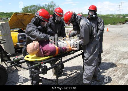 Des soldats de l'armée américaine Reseve 468th Engineer Détachement à Danvers, Massachusetts, traiter un mannequin victime extraite de sous un véhicule le 6 mai 2017 à Muscatatuck Urban Training Center, Indiana. Près de 4 100 soldats de partout au pays participent à l'intervention d'un tuteur 17, un exercice d'entraînement multi-composants pour valider la capacité des unités de l'armée américaine pour soutenir l'appui de la défense aux autorités civiles (DSCA) dans le cas d'un produit chimique, biologique, radiologique et nucléaire (CBRN) catastrophe. Banque D'Images