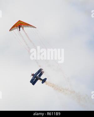 Les artistes interprètes ou exécutants de l'antenne s'envoler dans l'air au-dessus des ailes, le Solano Travis Air Show, à Travis Air Force Base, en Californie le 6 mai 2017. L'événement de deux jours de spectacles présentés par l'armée américaine Golden Knights, Thunderbirds, survols et statiques. Banque D'Images