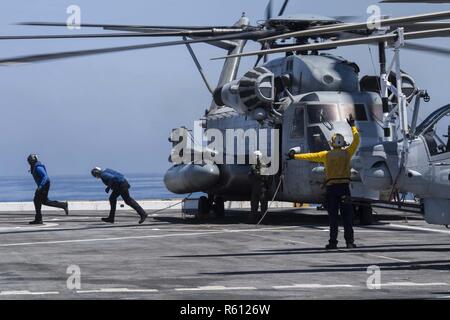 Océan Pacifique (3 mai 2017) Technicien d'équipement de soutien à l'Aviation 3ème classe Angus Moss, originaire de Columbus, en Indiana, traite un CH-53 Super Stallion, affecté à l'escadron à rotors basculants moyen maritime (VMM) 161 (renforcé) au cours de l'exercice de l'unité de formation Composite (COMPTUEX).Plus de 1 800 marins et 2 600 Marines américains affectés à l'Amérique du groupe amphibie (ARG) et la 15e Marine Expeditionary Unit (MEU) sont actuellement à COMPTUEX au large de la côte de Californie du Sud en préparation de l'ARG's deployment plus tard cette année. L'Amérique ARG est composé de San Diego, l'amphibious Banque D'Images