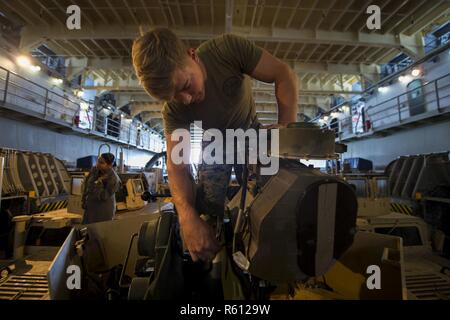 Océan Pacifique (6 mai 2017) Le Cpl. Dylan James, originaire de South Bend, Indiana, affecté à la 15e Marine Expeditionary Unit (MEU), à bord de navire de débarquement quai amphibie USS Pearl Harbor (LSD 52), fixe un repère-152 Humvee pour mer dans l'équipage du pont du coffre. Plus de 1 800 marins et 2 600 Marines américains affectés à l'Amérique du groupe amphibie (ARG) et la 15e MEU sont actuellement à un exercice d'entraînement de l'unité composite (COMPTUEX) au large de la côte de Californie du Sud en préparation de l'ARG's deployment plus tard cette année. L'Amérique ARG est composé de Pearl Harbor, le transpo amphibie Banque D'Images