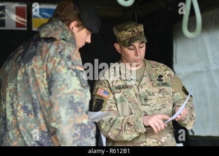 L'Allemagne de l'équipe reçoit un exposé au cours de l'Europe forte Défi du réservoir (CEEC) lors de la 7e formation de l'Armée de la commande Zone d'entraînement Grafenwoehr, Allemagne, le 08 mai 2017. La Commission nationale de l'économie est organisée conjointement par l'Europe de l'armée américaine et l'armée allemande, 12 mai 2017. Le concours est conçu pour projeter une présence dynamique, favoriser le partenariat militaire, de promouvoir l'interopérabilité, et fournit un environnement de partage de tactiques, techniques et procédures. Six pelotons de l'OTAN et les pays partenaires sont dans la compétition. Banque D'Images