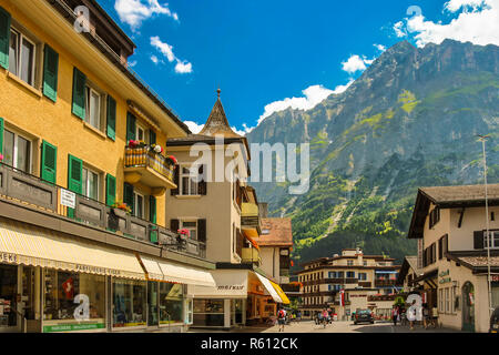 Grindelwald, Suisse - Juillet 2013 : Dorfstrasse street à Grindelwald avec parties de Mattenberg en arrière-plan Banque D'Images