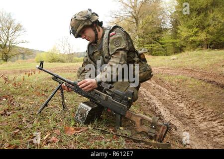 L'armée polonaise Pvt. Marivsc Hoffmann du 1er Bataillon d'infanterie montée, 17e Brigade mécanisée et nettoie le UKM-2000P general-purpose machine gun tout en menant des opérations défensives au cours de Sabre à la jonction 17 Hohenfels Domaine de formation, l'Allemagne, le 3 mai 2017. Sortie 17 Sabre est l'armée américaine Europe's Cavalry Regiment 2d centre de formation de combat de l'exercice de certification, qui aura lieu au Centre de préparation interarmées multinationale à Hohenfels, Allemagne, Avril 25-Mai 19, 2017. L'exercice a pour but d'évaluer l'état de préparation du régiment pour mener des opérations terrestres unifiée, avec un emphasi Banque D'Images