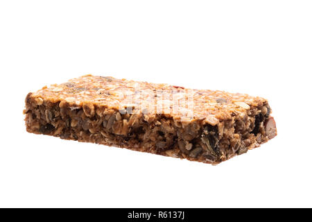 Barre de céréales. Petit-déjeuner fait maison avec de l'avoine et superaliments fruits isolé sur un fond blanc. Banque D'Images