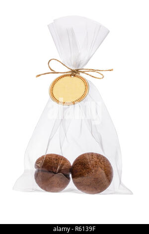 Cookies faits maison avec un contre-appui fraîchement dans un paquet isolé sur fond blanc Banque D'Images