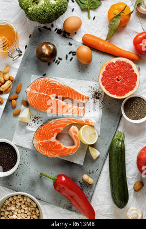 Ensemble de produits pour la préparation des choix alimentaires (céréales, graines, poisson, légumes et fruits) vue d'en haut. Mise à plat Banque D'Images