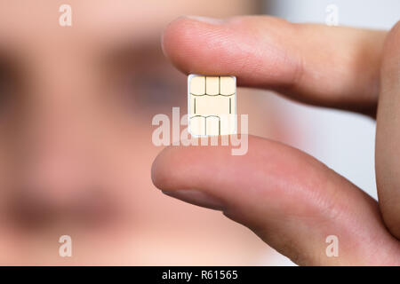 Man Holding Nano Carte SIM Banque D'Images