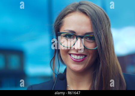 Young businesswoman casque représentant support client communication Banque D'Images