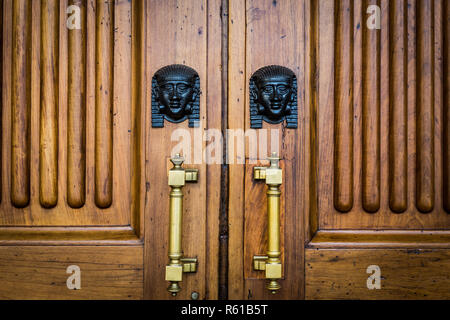 Têtes de sphinx à l'entrée porte en bois Banque D'Images