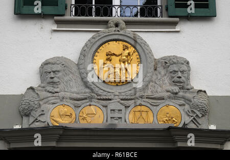 Emblèmes d'or sur le mur extérieur d'un bâtiment à Muehlenplatz à Lucerne, Suisse Banque D'Images