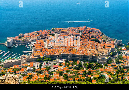 Vue aérienne de Dubrovnik, une destination touristique de premier plan sur la mer Adriatique en Croatie Banque D'Images