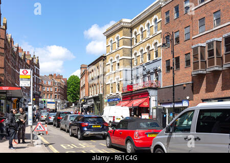 Un fort trafic sur Hampstead High Street, Hampstead Village, London Borough of Camden, Greater London, Angleterre, Royaume-Uni Banque D'Images