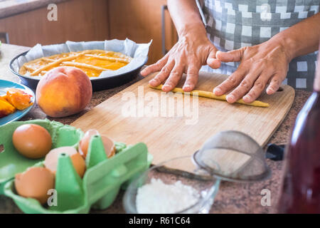 Close up of woman mains préparer un gâteau avec des ingrédients frais comme naturelles pâtes farina peach et les œufs et l'eau pour la nourriture bonne pour la santé mais Banque D'Images