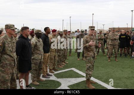 U.S. Air Force général Terrence O'Shaugnessy, le Commandement de la défense aérospatiale de l'Amérique du Nord et le Commandement du Nord des États-Unis, commandant général, présente des pièces de monnaie et s'adresse aux troupes déployées sur la base aérienne Davis-Monthan Air Force Base, Arizona, pour l'action de grâce le 22 novembre 2018. Le Commandement du Nord des États-Unis est fournir du soutien militaire au Ministère de la sécurité intérieure et la U.S. Customs and Border Protection pour sécuriser la frontière sud des États-Unis. Banque D'Images