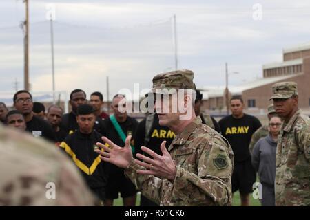 U.S. Air Force général Terrence O'Shaugnessy, le Commandement de la défense aérospatiale de l'Amérique du Nord et le Commandement du Nord des États-Unis, commandant général, présente des pièces de monnaie et s'adresse aux troupes déployées sur la base aérienne Davis-Monthan Air Force Base, Arizona, pour l'action de grâce le 22 novembre 2018. Le Commandement du Nord des États-Unis est fournir du soutien militaire au Ministère de la sécurité intérieure et la U.S. Customs and Border Protection pour sécuriser la frontière sud des États-Unis. Banque D'Images