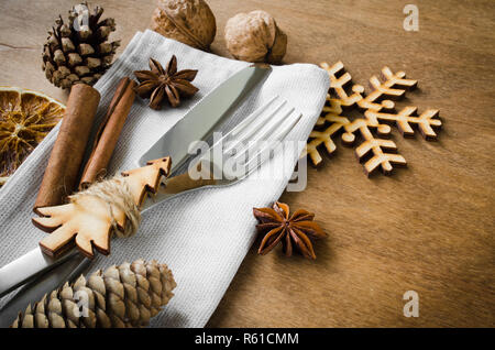 Réglage de la table de Noël avec. Maison de vacances d'hiver Banque D'Images