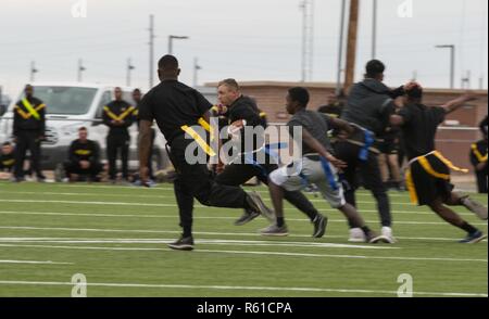 La Police militaire américaine et les ingénieurs jouer football drapeau sur l'action de grâces à la base aérienne Davis-Monthan Air Force Base, le 22 novembre 2018. Commandement du Nord des États-Unis est fournir du soutien militaire au Ministère de la sécurité intérieure et la U.S. Customs and Border Protection pour sécuriser la frontière sud des États-Unis. Banque D'Images