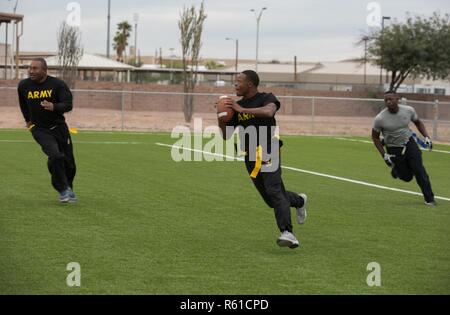 La Police militaire américaine et les ingénieurs jouer football drapeau sur l'action de grâces à la base aérienne Davis-Monthan Air Force Base, le 22 novembre 2018. Commandement du Nord des États-Unis est fournir du soutien militaire au Ministère de la sécurité intérieure et la U.S. Customs and Border Protection pour sécuriser la frontière sud des États-Unis. Banque D'Images