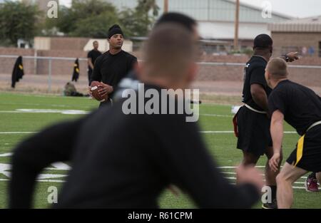 La Police militaire américaine et les ingénieurs jouer football drapeau sur l'action de grâces à la base aérienne Davis-Monthan Air Force Base, le 22 novembre 2018. Commandement du Nord des États-Unis est fournir du soutien militaire au Ministère de la sécurité intérieure et la U.S. Customs and Border Protection pour sécuriser la frontière sud des États-Unis. Banque D'Images