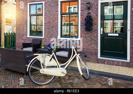 Belles rues de village de pêcheurs de Volendam aux Pays-Bas Banque D'Images