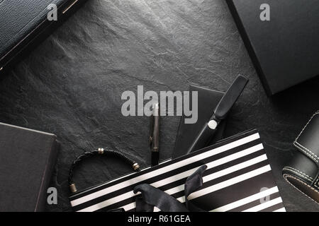 Image du paquet avec un arc noir et les cadeaux, les différentes boîtes Banque D'Images